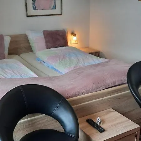 Zum Kreuzberg 호텔