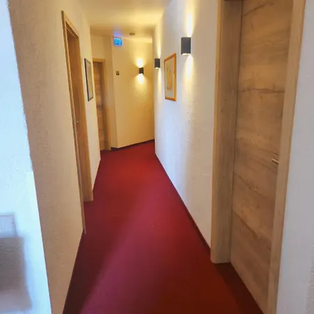 Zum Kreuzberg 3*