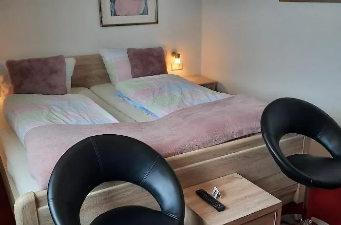 Zum Kreuzberg 호텔